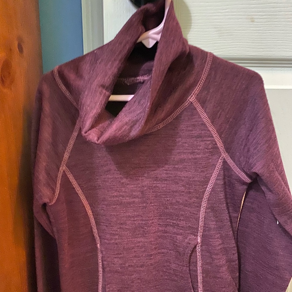 Girls as Small Kuhl lightweight burgundy pullover